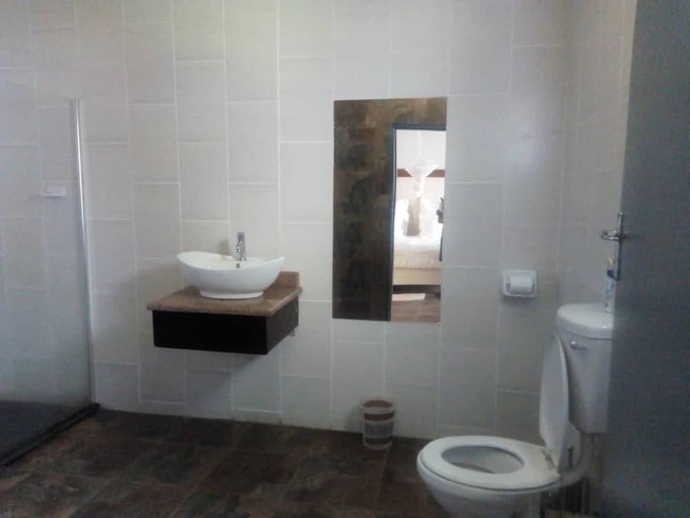 Pakali Lodges - Bathroom