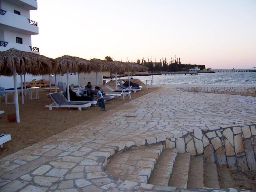 Fayed Beach Resort - Sundeck