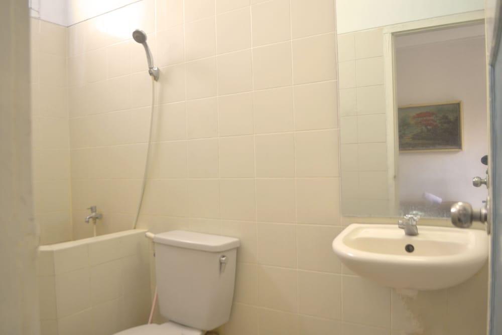 Hotel Srikandi Semarang - Bathroom