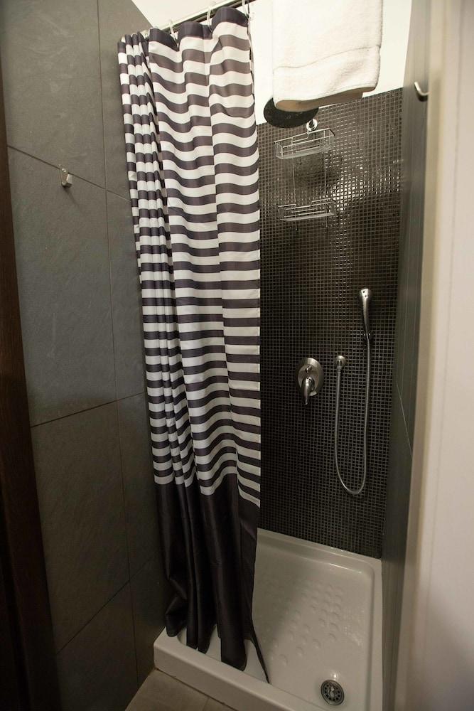 تو سيسترز سويتس - Bathroom Shower
