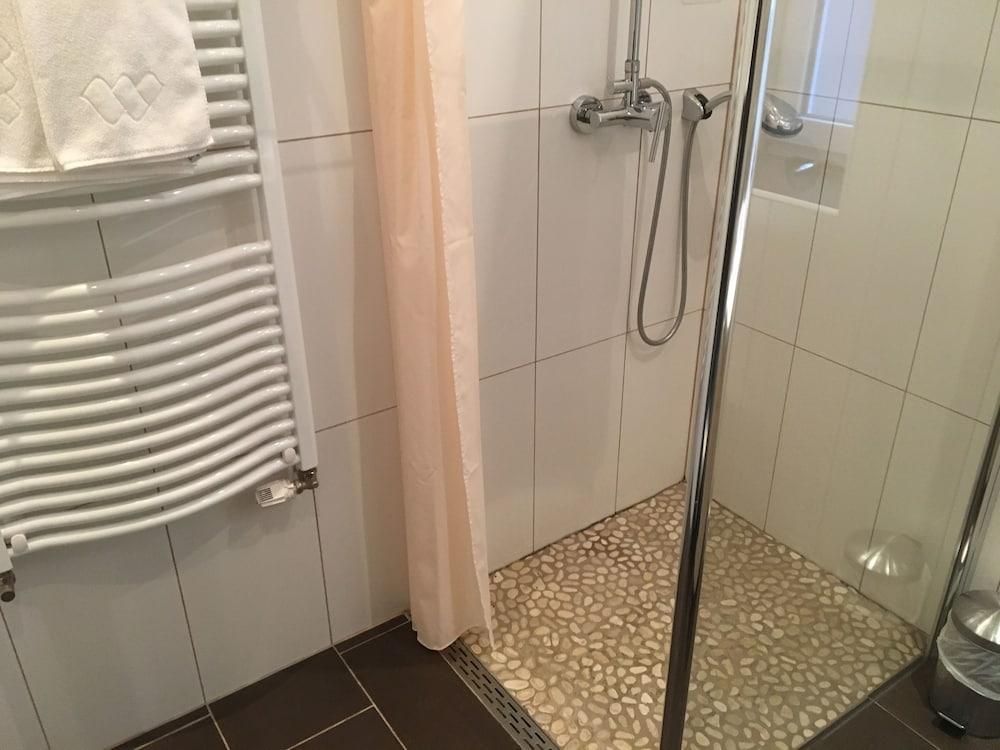 فييناز إكسبلورار هب - Bathroom Shower
