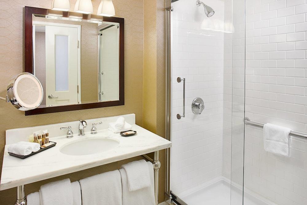 Sheraton Rockville Hotel - Bathroom