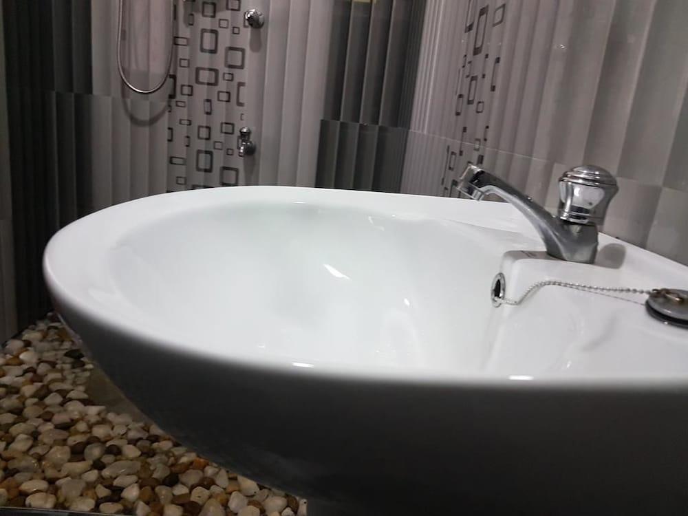 Wanawadula Hotel And Restaurant - Bathroom Sink