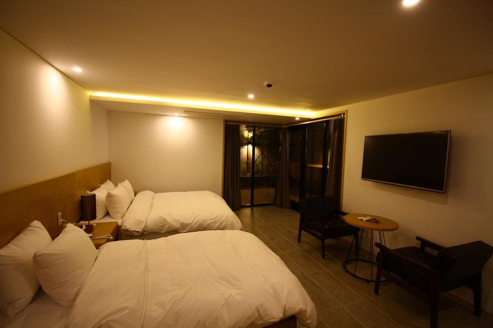 Gray Ground Hotel - Guestroom