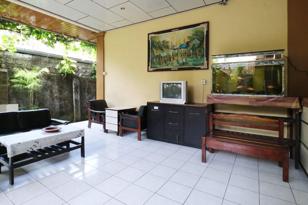 Mustika Inn - Lobby Sitting Area
