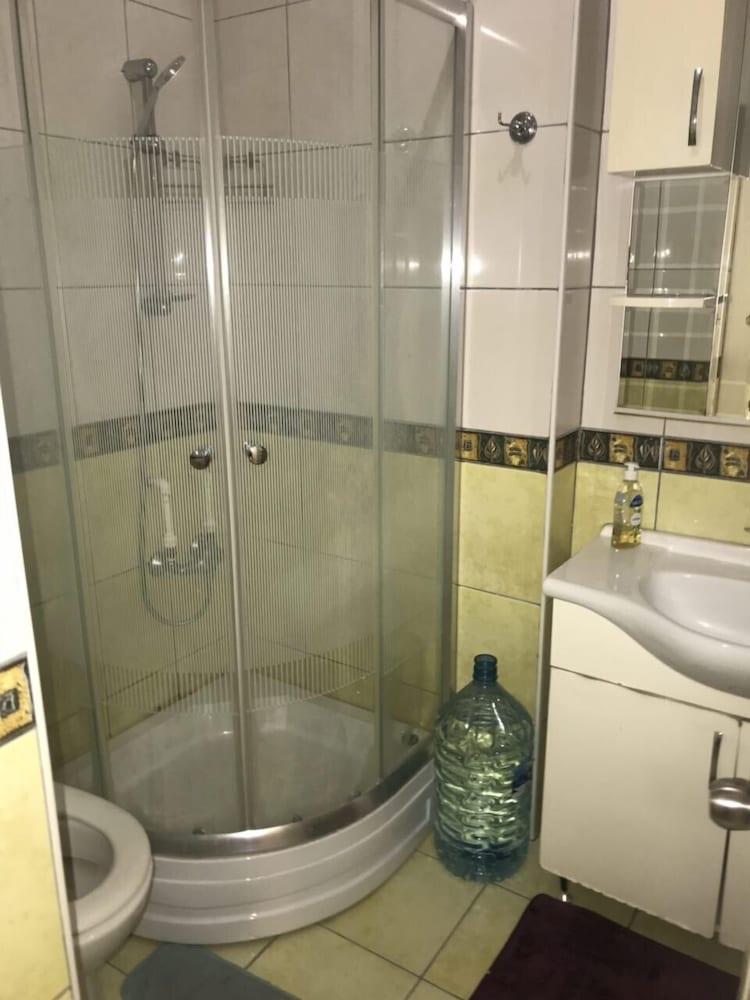 Luxury and Comfortable Apartment - Bathroom