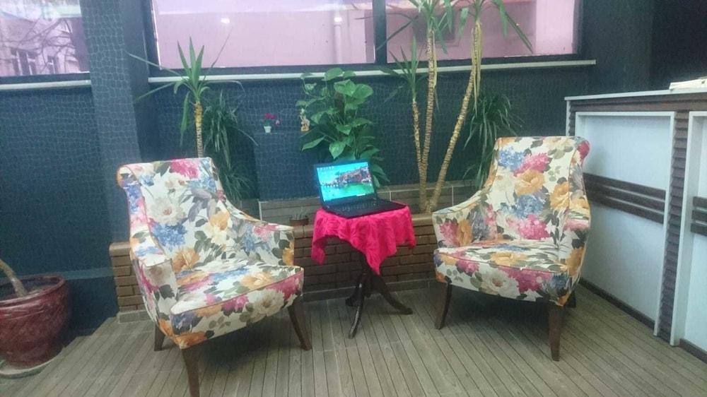 Rotana Hotel Resort - Lobby Lounge