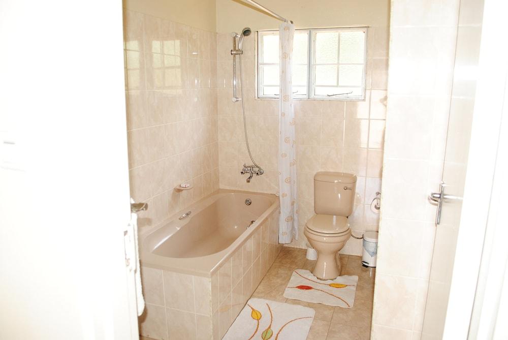 Mosi-O-Tunya Executive Lodge - Bathroom