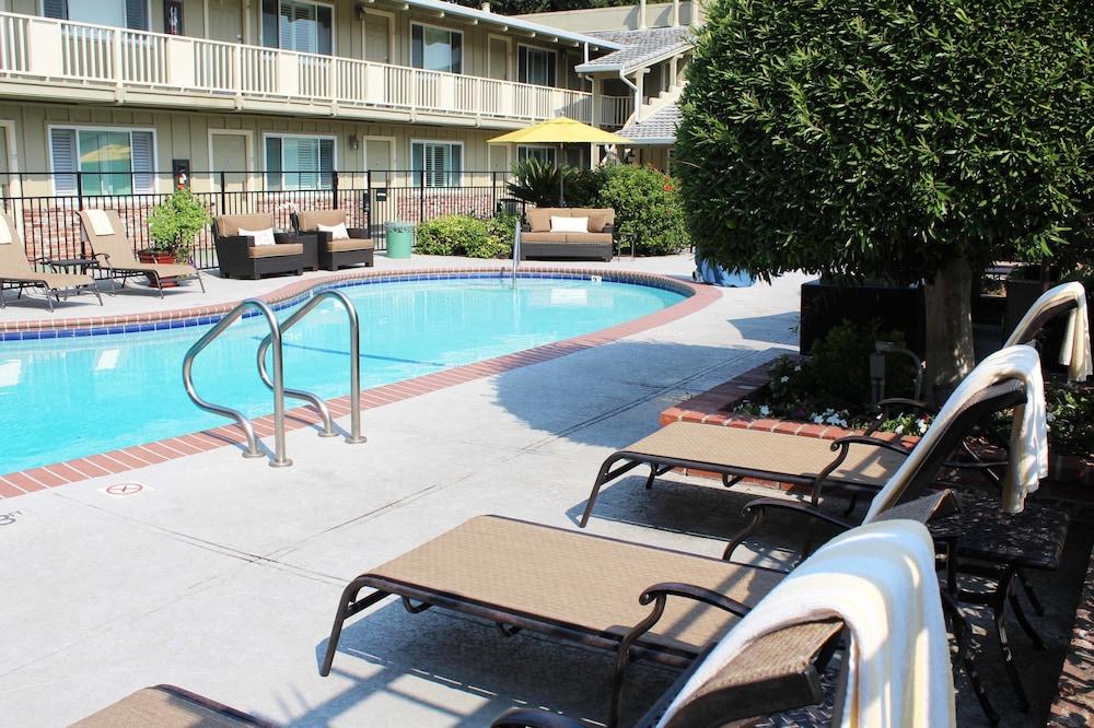 Country Inn Motel - Outdoor Pool