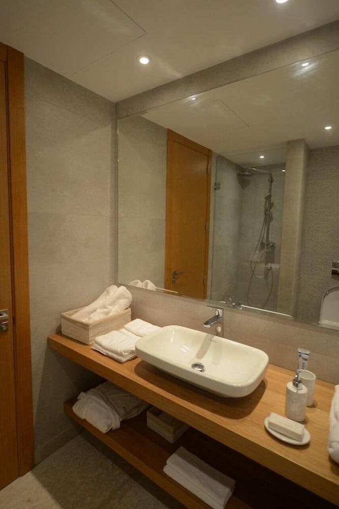 Riva 44 - Bathroom