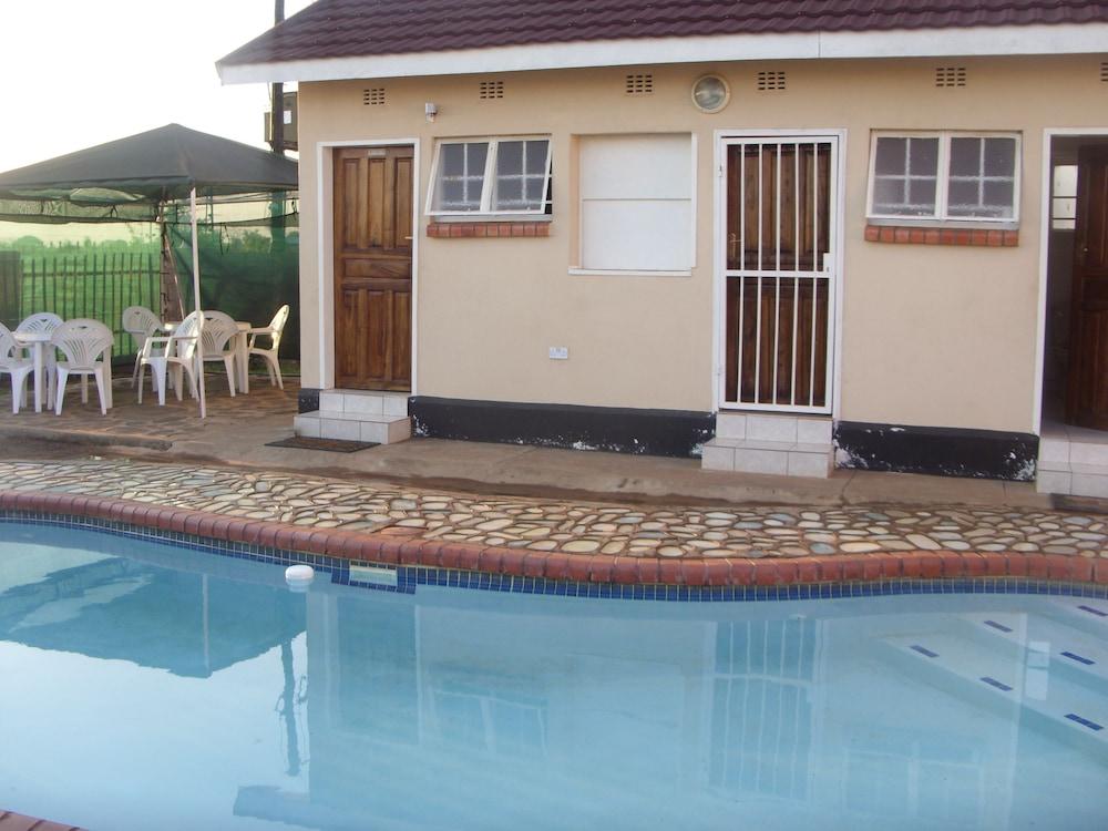 Mosi-O-Tunya Executive Lodge - Outdoor Pool