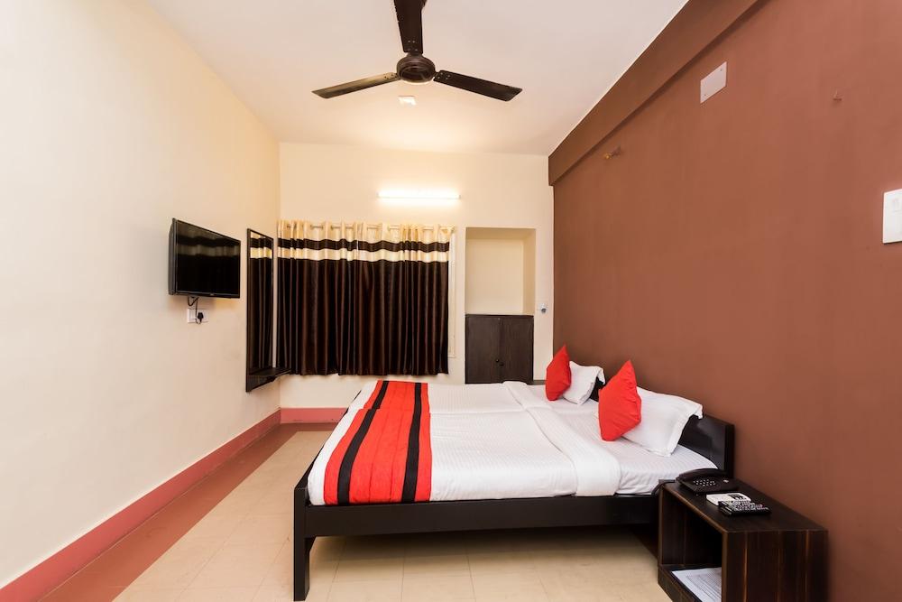 OYO 7326 Hotel Penguin - Featured Image