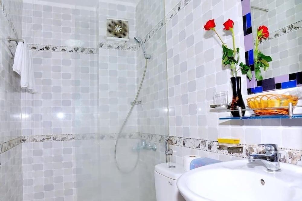 Thanh Cuong Hotel - Bathroom