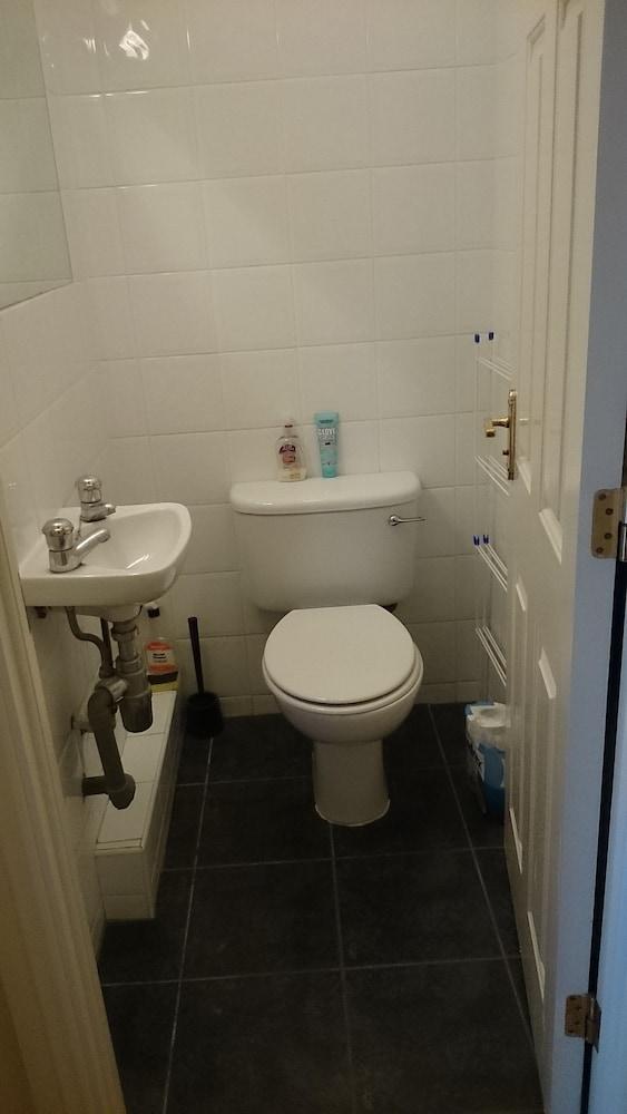Princess Park Manor Shared Luxury Apartment - Bathroom