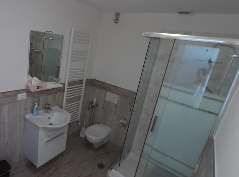 City Apartments Portico - Bathroom