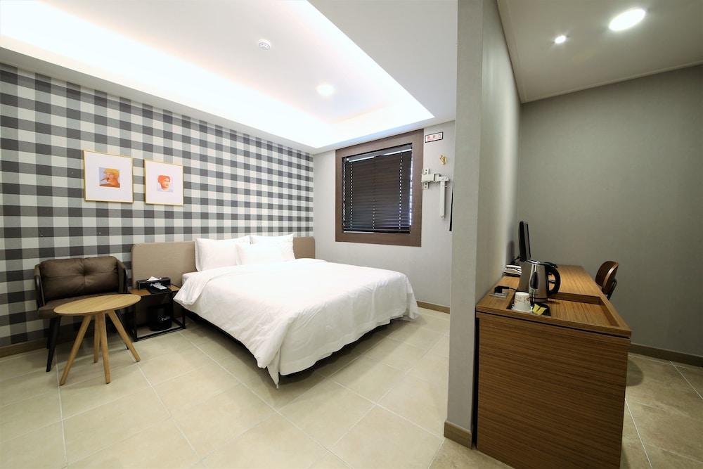 Star Hotel - Room
