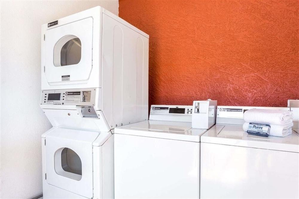 Superior Suites Phoenix Mesa - Laundry